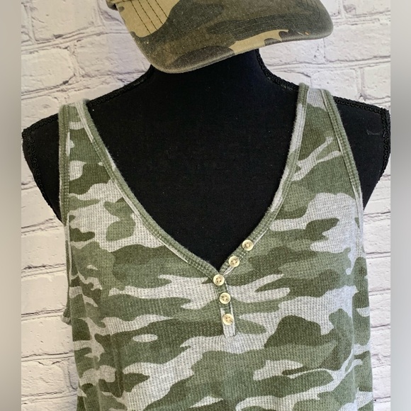 Old Navy Camo Cropped Tank Waffle Knit Size Large - Picture 9 of 9